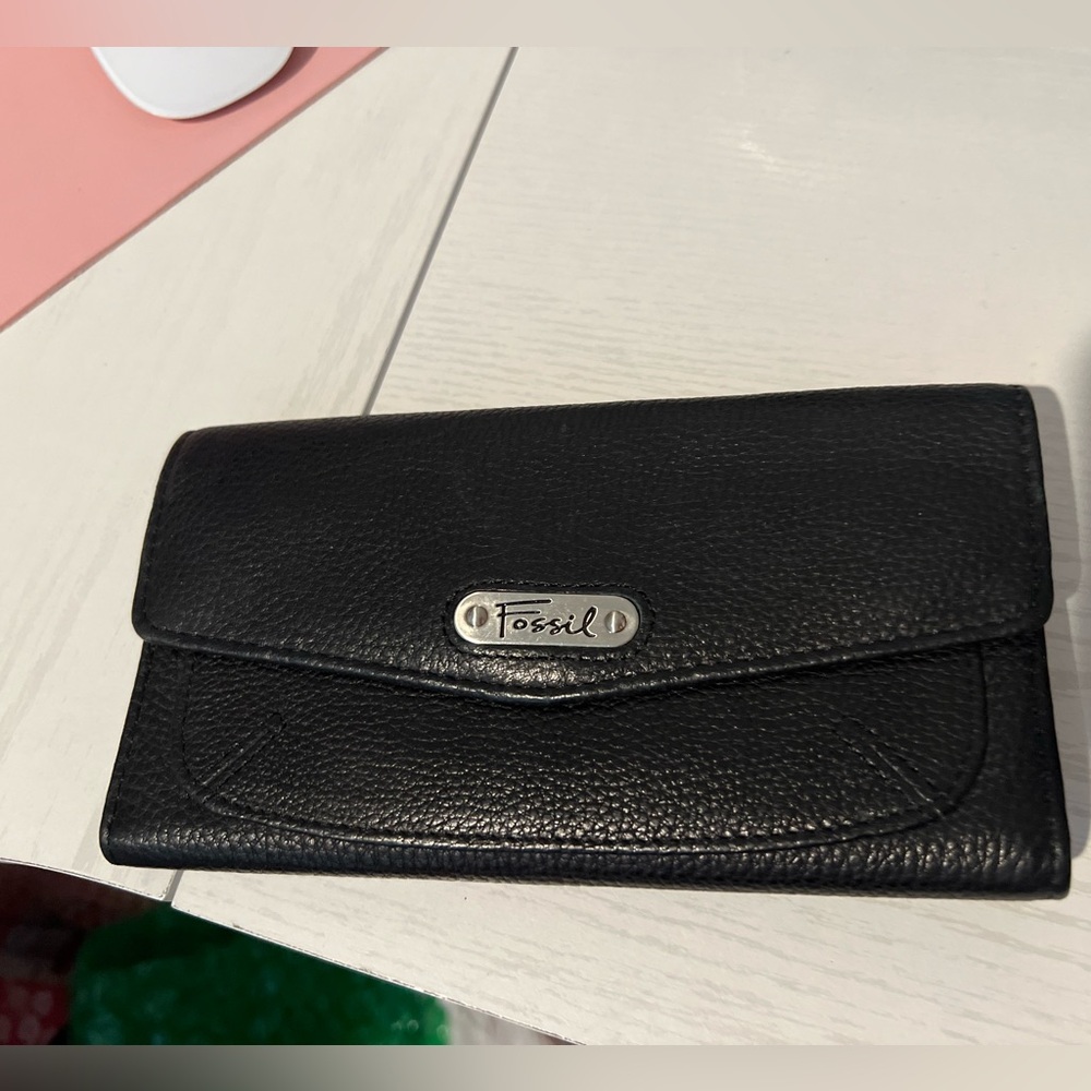 Fossil Black Pebbled Leather Wallet with Silver Logo Plate